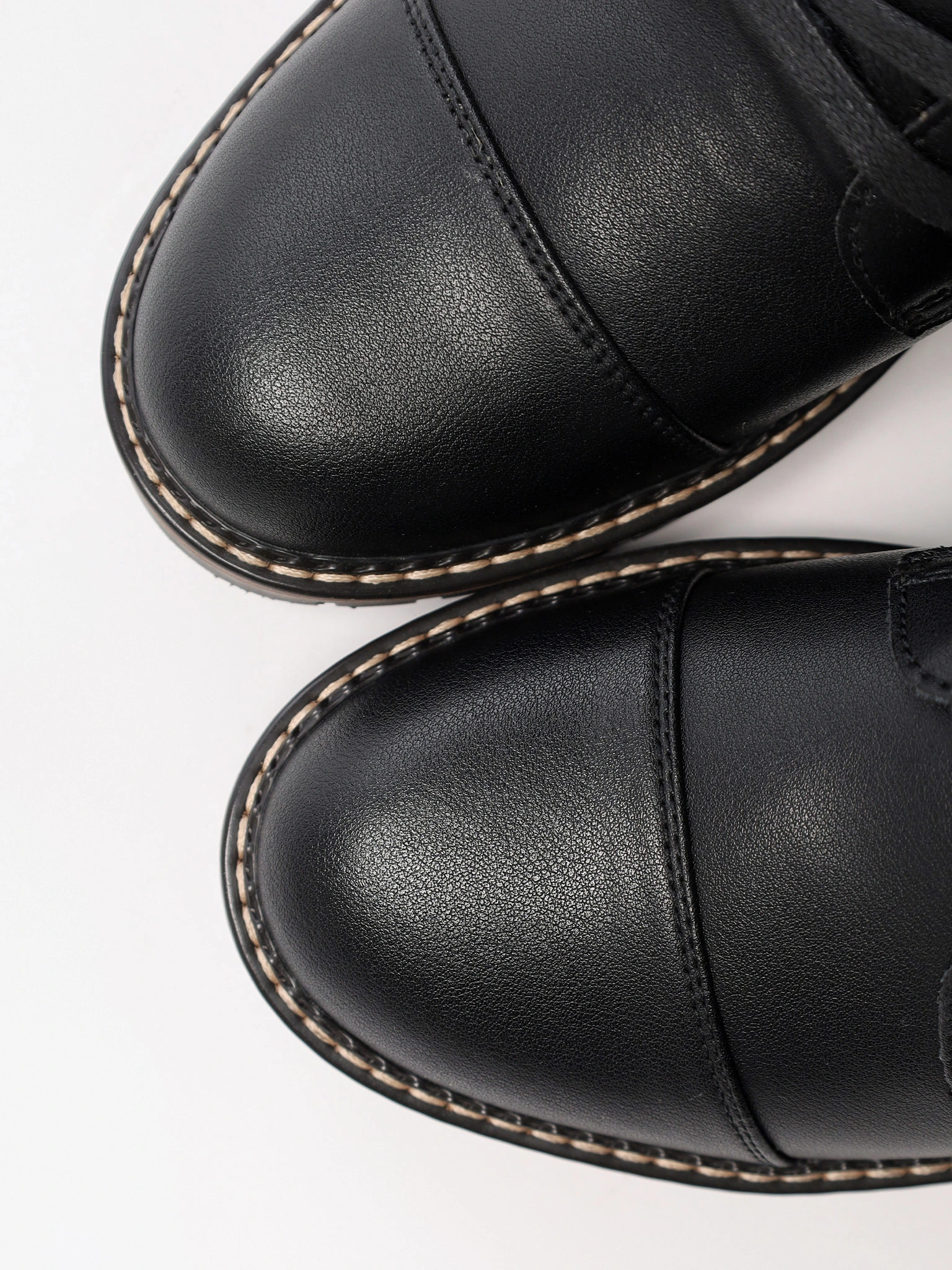 Ботинки черного цвета на среднем каблуке